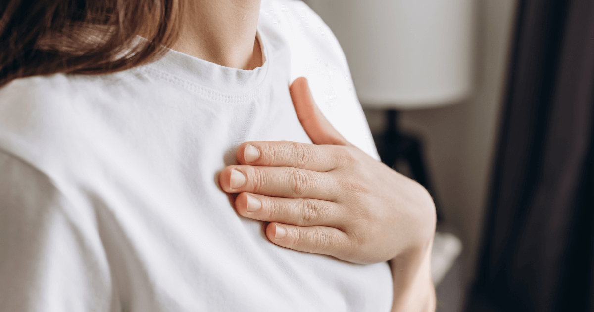 UT_kéz_a-_mellkason